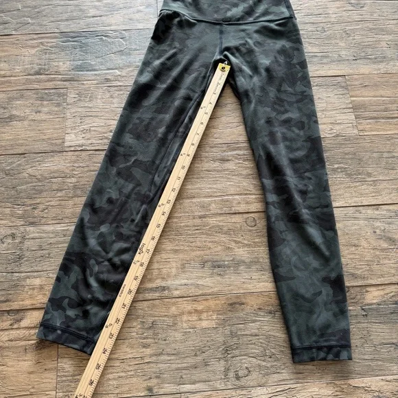 lululemon athletica Camouflage Leggings - Green and Black - Picture 4 of 5